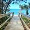 Miles of Private Beach-4BR Beach Access Cottage with SUPs Kyaks-Pets Ok