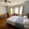 Spacious Bedroom in a Brooklyn House Shared with Host - بروكلين