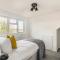 Surrey Stays - 4 bedroom house, sleeps 9, 2 bathrooms, CR5, near Gatwick Airport - Banstead