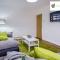LOW rate SPECIAL DEAL for a 3 Bedroom house with 2 Baths- near Coventry Community Centre and War Memorial Park with Parking and FREE unlimited Wi-fi - ARC