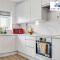 Stylish Two Bedroom Apartments by Direct2hosts Short Lets West London Oasis With Workspace & Long Stays - 伦敦
