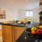 Large 4-bed house for up to 7 guests w 2x parking