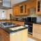Large 4-bed house for up to 7 guests w 2x parking