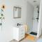 Trendy chalet aan visvijver