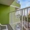 Balcony and Resort Amenities at Myrtle Beach Condo! - 默特尔比奇