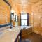 Hickory Bear - Cabin surrounded by pines, Sleeps 10, Hot Tub, Fire Pit, Arcade, Foosball Table & Deck Slide - Broken Bow