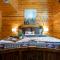Hickory Bear - Cabin surrounded by pines, Sleeps 10, Hot Tub, Fire Pit, Arcade, Foosball Table & Deck Slide