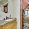 Blissful Broken Bow Studio Fire Pit and Jacuzzi Tub