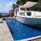 Leonardo, houseboat in the pool - 尼基季