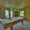 Dog Friendly Cabin Lake & Mountain Views Hot Tub