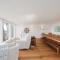 Bright and airy beach vacation spot- perfect for families and ocean views