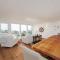 Bright and airy beach vacation spot- perfect for families and ocean views - Moss Beach