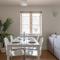 Bright 2BR Apartment - 2 Free Parking Spaces - Near LGW Airport