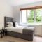 Bright 2BR Apartment - 2 Free Parking Spaces - Near LGW Airport
