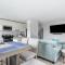 Sleek 1 Bedroom Apartment Plus Balcony 30 Mins to NYC