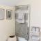 No 1 The Paddock - Spacious holiday home with a hot tub