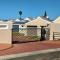 Barefootin Beachfront Cottage, Loadshedding-Proof, Steps Away from Langebaan Main Beach Bliss - Лангебан