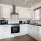 Spacious 2BR Flat - 2 Free Parking Spaces - Near LGW Airport