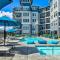 Designer Apt with Jacuzzi, Sky Lounge, Gym Access - Спаркс