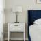 Designer Apt with Jacuzzi, Sky Lounge, Gym Access