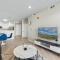 Designer Apt with Jacuzzi, Sky Lounge, Gym Access - Спаркс