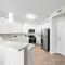 Designer Apt with Jacuzzi, Sky Lounge, Gym Access