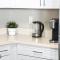 Designer Apt with Jacuzzi, Sky Lounge, Gym Access - Спаркс