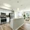 Designer Apt with Jacuzzi, Pool & Mountain Views