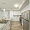Designer Apt with Jacuzzi, Pool & Mountain Views