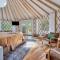 Luxury Yurt, Alpacas and llamas near Downtown Wimberley and Wineries - ويمبيرلي