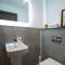Spacious - Contemporary 2BR Apartment - Central Ambleside - Parking