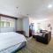 Metro PHX STUDIO QUEEN UPSTAIRS sleeps 4 modern design best amenities