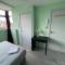 Letzi Ensuite, 15 Min to Heathrow, Fast WiFi