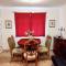 Sherlocks house -Entire house 4 spacious bedroom 9 beds Private free parking & WiFi TV Contractor Family & pets welcome