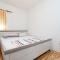 Apartments and rooms by the sea Posedarje, Novigrad - 21123