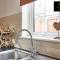 Vintage Vibes By Artisan Stays in Southend-On-Sea I Weekly or Monthly Stay Offer I Pvt Parking I Sleeps 5