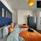 Vintage Vibes By Artisan Stays in Southend-On-Sea I Weekly or Monthly Stay Offer I Pvt Parking I Sleeps 5