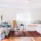 Demilune Lodge - Serene cabin with hot tub