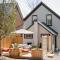 Harbour Main playful century home w private patio - 皮克顿