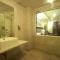 Hotel Le Roi Near New Delhi Railway Station
