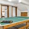 12 Beds Sleep 16 Chalet-Sauna-HotTub-2min to Blue