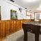 12 Beds Sleep 16 Chalet-Sauna-HotTub-2min to Blue