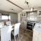 Stunning Caravan With Full Lake View At Southview Holiday Park Ref 33004Ml