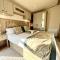 Stunning Caravan With Full Lake View At Southview Holiday Park Ref 33004Ml