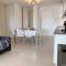 Charmant T2 climatisé avec grande terrasse, piscine et parking privatif, proche plage et commerces. - FR-1-251-441