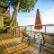 Waterfront Cottage With Superb Coastline Views - West Vancouver