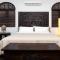 Vive Zen Queen Room