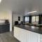 Spacious, Cheerful, Modern Home 5 BR, 3BA, 2KIT - شورلاين