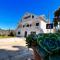 White house with Citrus Garden, 15 min walk to Beach