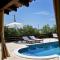 Wonderful Holiday House Bruno with heated pool - 扎达尔